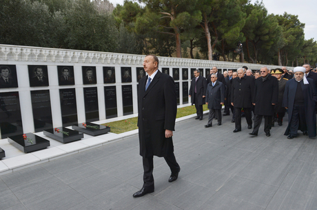 Azerbaijani President pays tribute to martyrs (PHOTO)