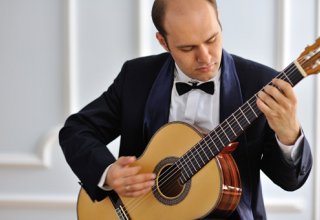 Азербайджанец, покоривший мир своей гитарой - интервью с Ровшаном Мамедкулиевым