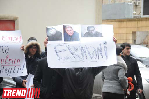 В Баку молодежь провела акцию протеста перед домом писателя Акрама Айлисли (ФОТО) - Gallery Image