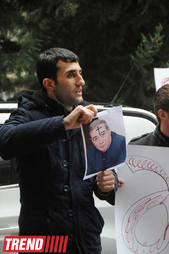 В Баку молодежь провела акцию протеста перед домом писателя Акрама Айлисли (ФОТО) - Gallery Image