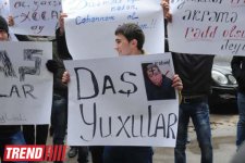 В Баку молодежь провела акцию протеста перед домом писателя Акрама Айлисли (ФОТО) - Gallery Thumbnail