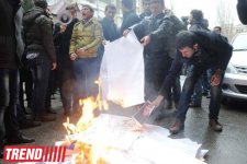 В Баку молодежь провела акцию протеста перед домом писателя Акрама Айлисли (ФОТО) - Gallery Thumbnail