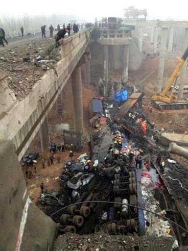 Çində yük maşınının partlaması nəticəsində 26 nəfər həlak olub (FOTO)