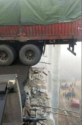 Çində yük maşınının partlaması nəticəsində 26 nəfər həlak olub (FOTO)