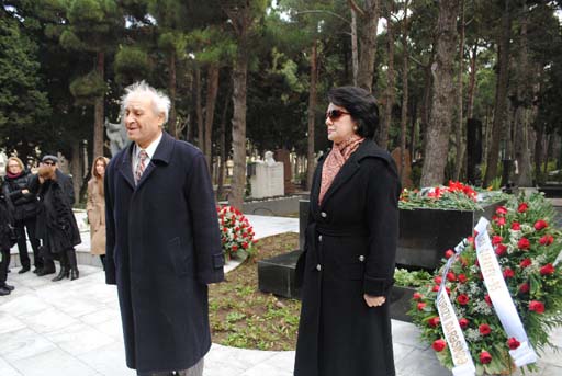 В Баку в Аллее почетного захоронения почтили память Гара Гараева (фото)