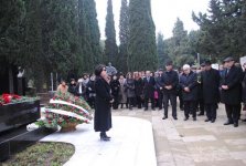 В Баку в Аллее почетного захоронения почтили память Гара Гараева (фото)