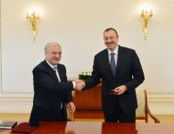 Ильхам Алиев награжден нагрудным знаком по случаю 20-летнего юбилея Конфедерации профессиональных союзов Азербайджана (ФОТО)