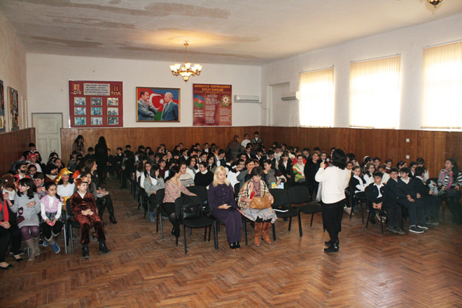 Бакинские школьники подготовили представление по мотивам басен И.А.Крылова (фото)