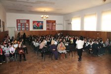 Бакинские школьники подготовили представление по мотивам басен И.А.Крылова (фото)