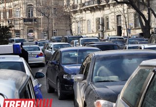 Дорожная полиция Баку просит водителей меньше использовать личный транспорт в выходные дни