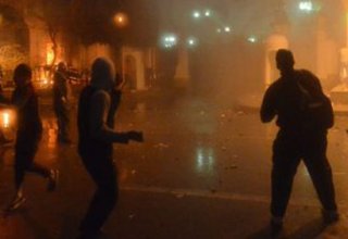 Протестующие в Египте бросают бутылки с зажигательной смесью в президентский дворец