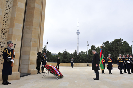 Serbian president pays tribute to Azerbaijani national leader and martyrs (PHOTO)