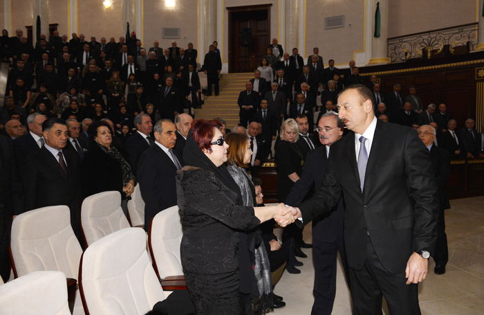 Президент Азербайджана почтил память Махмуда Керимова (версия 2) (ФОТО)
