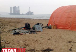 Helicopter crashed near Baku yesterday pulled from water (PHOTO)