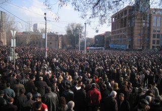 Hundreds of protesters remain at Yerevan’s Freedom Square
