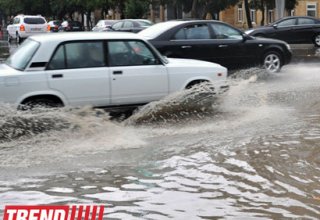 В связи с непогодой на дорогах Баку утром произошли два ДТП