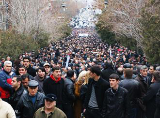 Erivan'da anayasa değişikliğini protesto eylemleri başladı