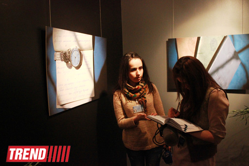 В Баку открылась фотовыставка личных вещей жертв Ходжалинской трагедии (фото)
