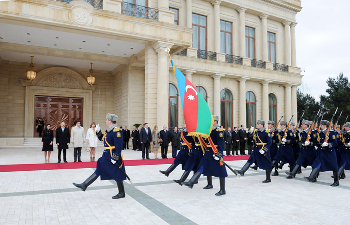Georgian President officially welcomed in Azerbaijan (PHOTO)