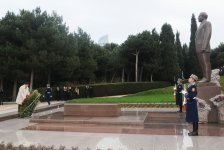 Президент Грузии посетил в Баку Аллею почетного захоронения и Аллею шехидов