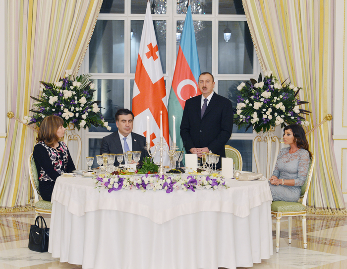 Gürcüstan Prezidenti Mixeil Saakaşvilinin və xanımı Sandra Elizabet Rulofsun şərəfinə rəsmi ziyafət verilib (FOTO)