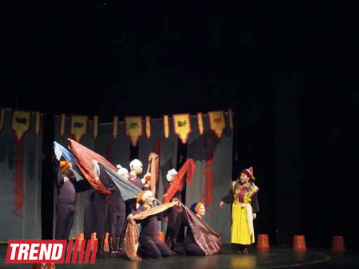 "Сказка белого месяца" калмыцкого театра - первый день весны в азербайджанском ТЮЗе (фото)