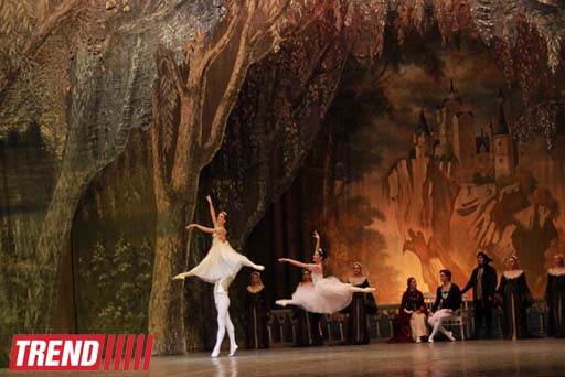 Звезды Большого театра представили в Баку "Лебединое озеро" (фотосессия)