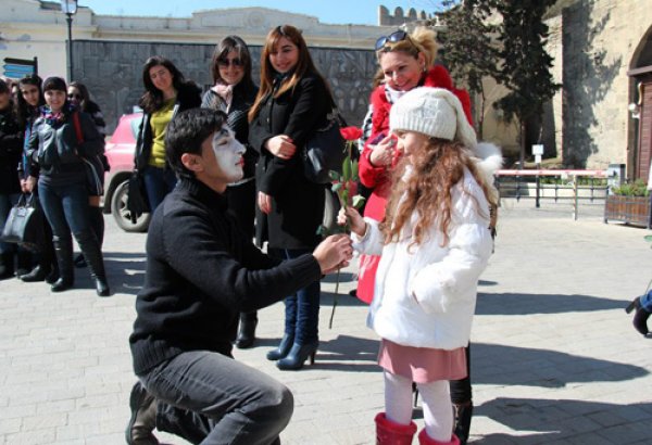 В Баку пройдет традиционная акция "Каждой женщине - по цветку"