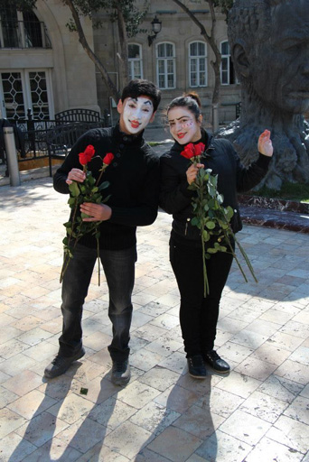 "Каждой женщине - по цветку" – праздничная акция в Ичери Шехер (фото)