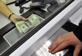 Банки Азербайджана ограничили операции из-за девальвации маната