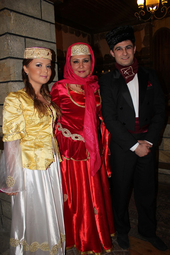 Азербайджанские радиоведущие и молодые певцы в национальных костюмах (фотосессия)