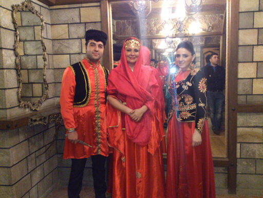 Азербайджанские радиоведущие и молодые певцы в национальных костюмах (фотосессия)