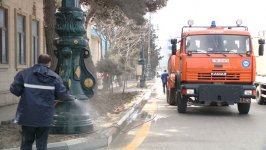 В столице Азербайджана очищают дороги после дождливой погоды (ФОТО)