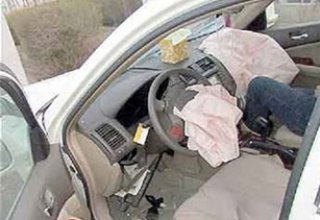 В Баку автомобиль врезался в газопровод, водитель погиб