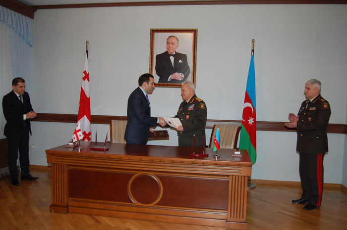 Azərbaycan və Gürcüstan müdafiə nazirləri 2013-cü il üçün ikitərəfli əməkdaşlıq planını imzalayıblar (FOTO)