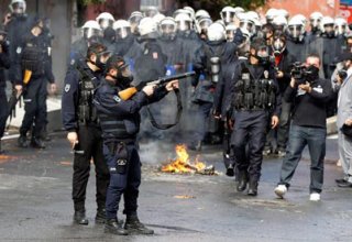 Турецкая полиция начала разгон демонстрантов на площади в Стамбуле