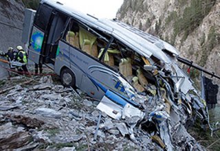Не менее 11 человек погибли при падении автобуса с горной дороги в Боливии