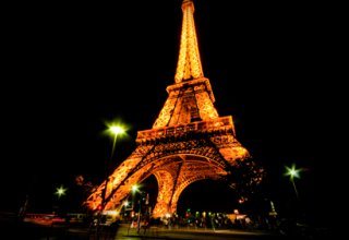 В Париже не смогли поднять олимпийский флаг на Эйфелевой башне из-за погодных условий