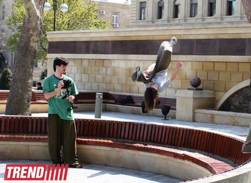 В Баку креативная и заводная молодежь - мастер паркура из Великобритании Райан Дойл (фото)