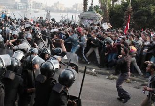 Полиция Египта применяет слезоточивый газ для разгона протестующих