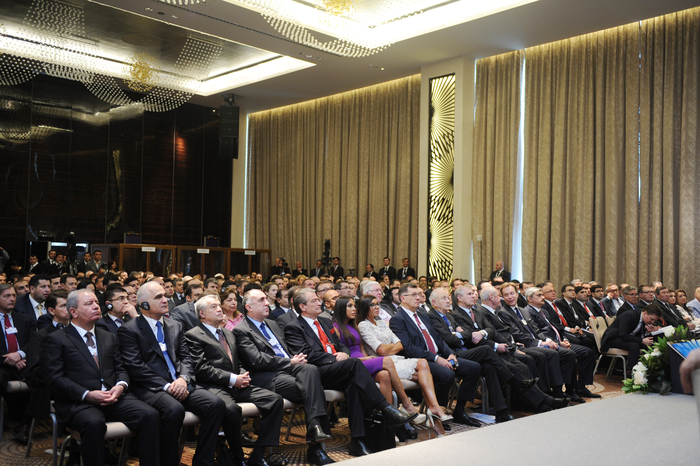Президент Ильхам Алиев: Главная задача, стоящая сегодня перед Азербайджаном, заключается в диверсификации экономики (версия 2) (ФОТО)