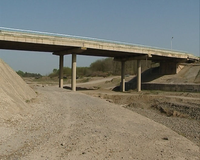 На границе Азербайджана с Ираном сдан в эксплуатацию новый автомобильный мост