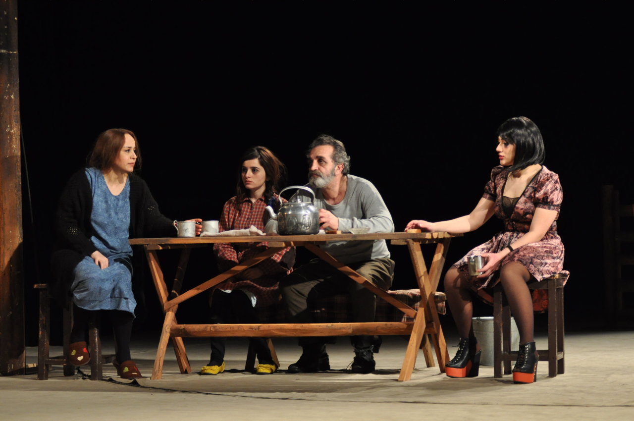 В азербайджанском ТЮЗе покажут спектакль "Война" о трагедии одной семьи (фото)