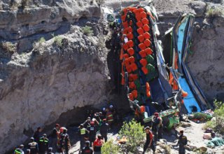 В Перу пассажирский автобус рухнул в пропасть, погибли 27 человек