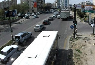В Баку грузовик протаранил легковой автомобиль (ВИДЕО)