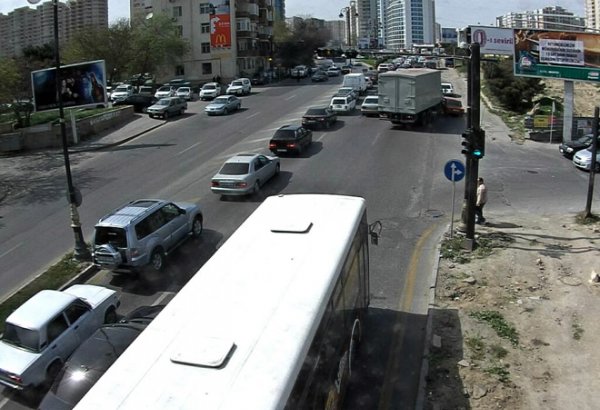 В Баку грузовик протаранил легковой автомобиль (ВИДЕО)