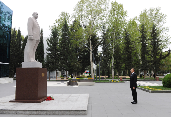 İlham Əliyev Mingəçevir şəhərində ümummilli lider Heydər Əliyevin abidəsini ziyarət edib (FOTO)