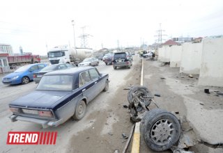 Abşeronda avtomobilini digər avtomobilə, sonra hasara çırpan sürücü öldü