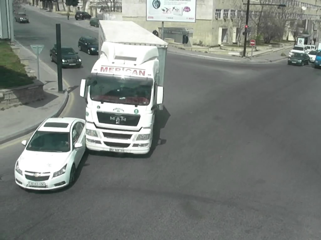 Bakıda yük maşını minik avtomobili ilə toqquşdu (VİDEO)