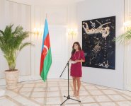 Первая леди Азербайджана ознакомилась с открывшейся в Париже выставкой современного азербайджанского искусства (ФОТО)